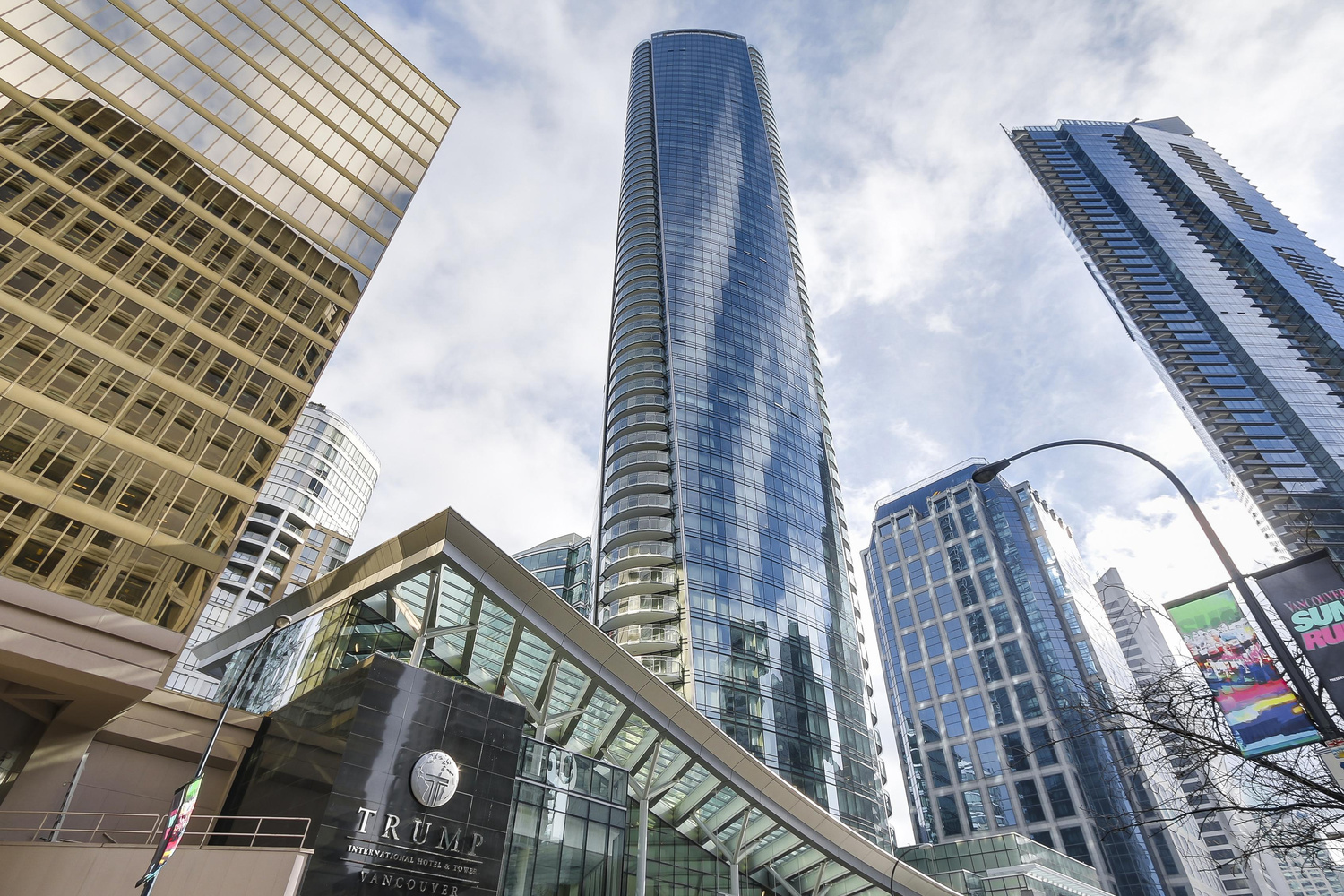 FEATURE LISTING: Living Large in Downtown Vancouver
